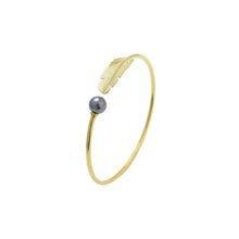 Load image into Gallery viewer, 925 Sterling Silver Plated Gold Fashion Simple Feather Black Freshwater Pearl Bangle
