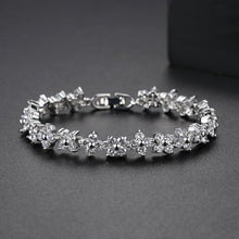 Load image into Gallery viewer, Elegant and Bright Four-leafed Clover Bracelet with Cubic Zirconia 17cm