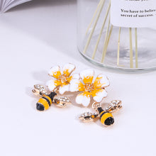 Load image into Gallery viewer, Fashion and Lovely Plated Gold Bee Flower Brooch with Cubic Zirconia