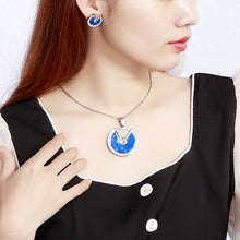 Load image into Gallery viewer, Simple and Fashion Geometric Blue Round 316L Stainless Steel Pendant with Cubic Zirconia and Necklace