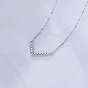 925 Sterling Silver Simple Fashion Alphabet V Pendant with Cubic Zirconia and Necklace