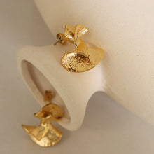 Load image into Gallery viewer, Fashion Personality Plated Gold Twisted Scalloped Geometric Stud Earrings