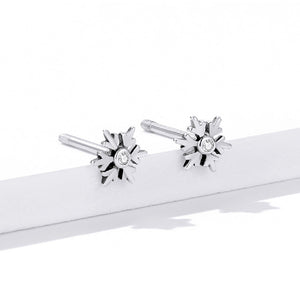 925 Sterling Silver Simple Fashion Snowflake Stud Earrings with Cubic Zirconia