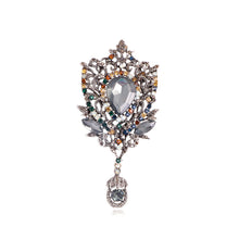 Load image into Gallery viewer, Elegant Vintage Hollow Pattern Brooch with White Cubic Zirconia